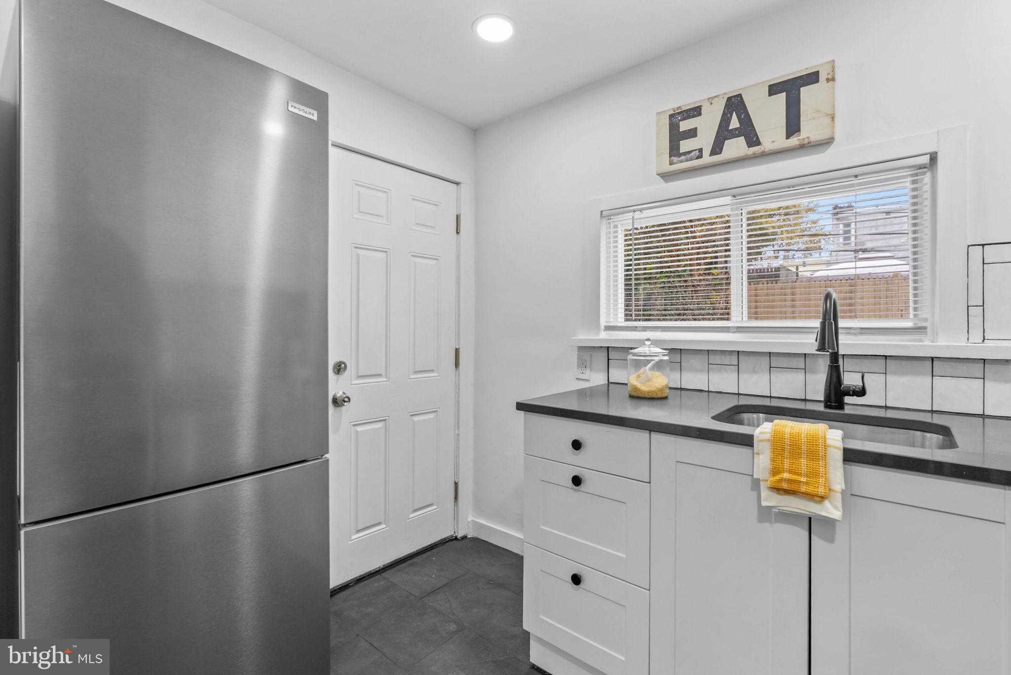 5942 N Norwood St photo 12