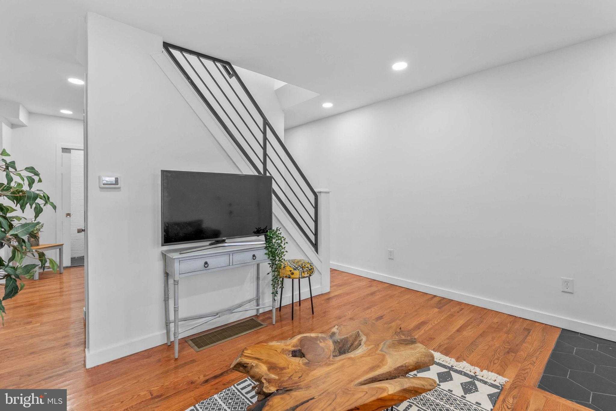 5942 N Norwood St photo 7