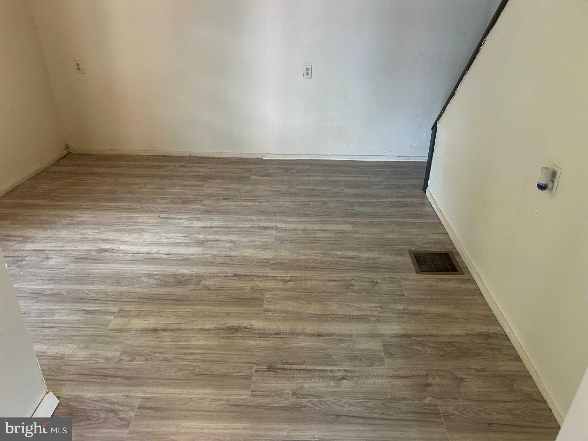 321 Peacock St photo 3