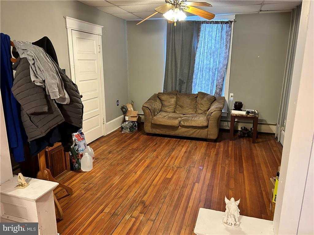 539 Arlington St photo 2