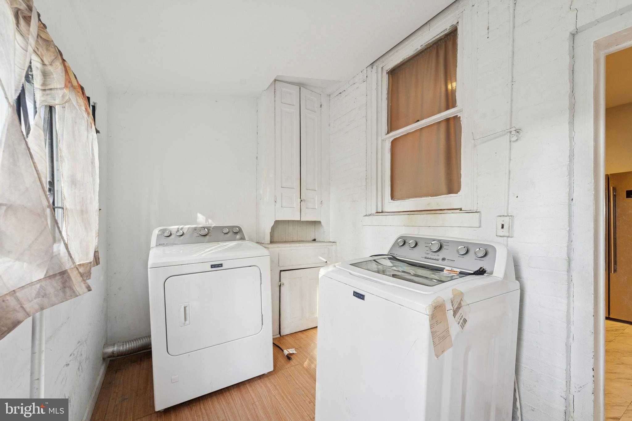 2324 W Hagert St photo 11