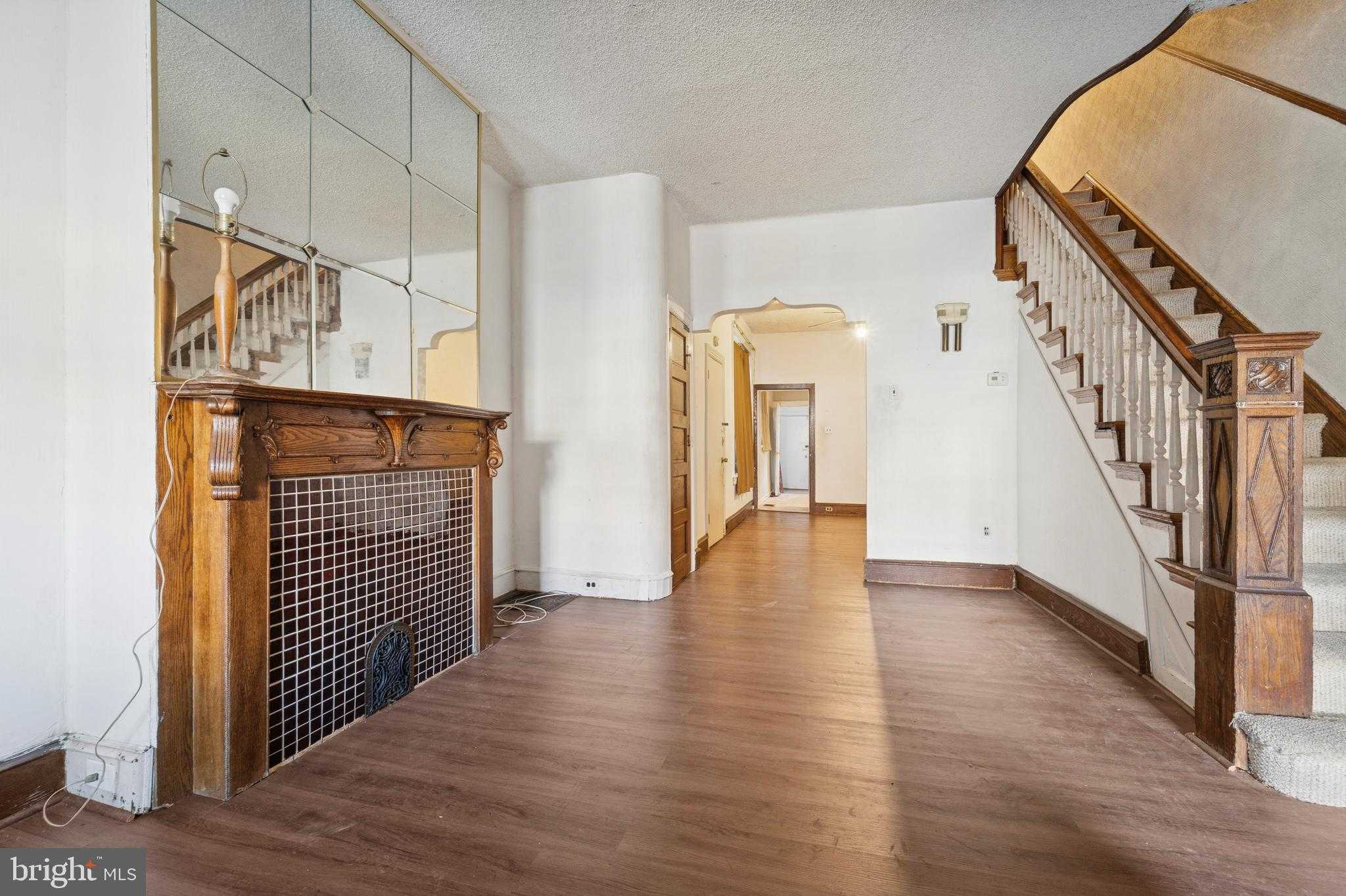 2324 W Hagert St photo 4