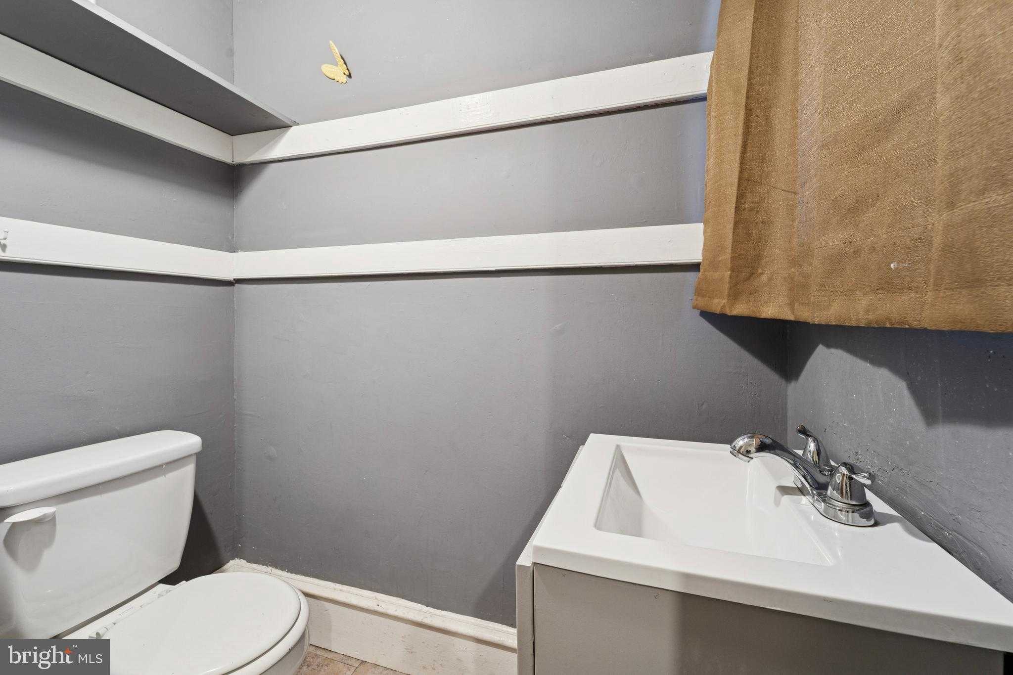 2324 W Hagert St photo 8