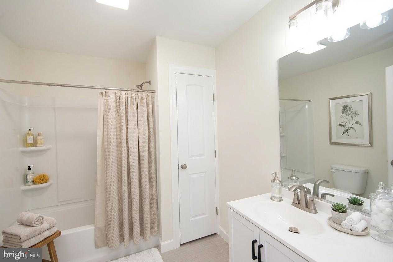 406 Charles St photo 17