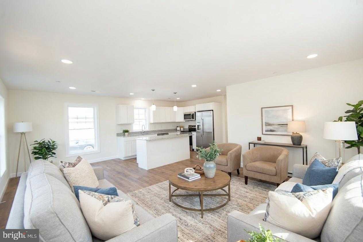 406 Charles St photo 4