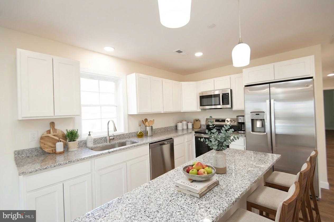 406 Charles St photo 7