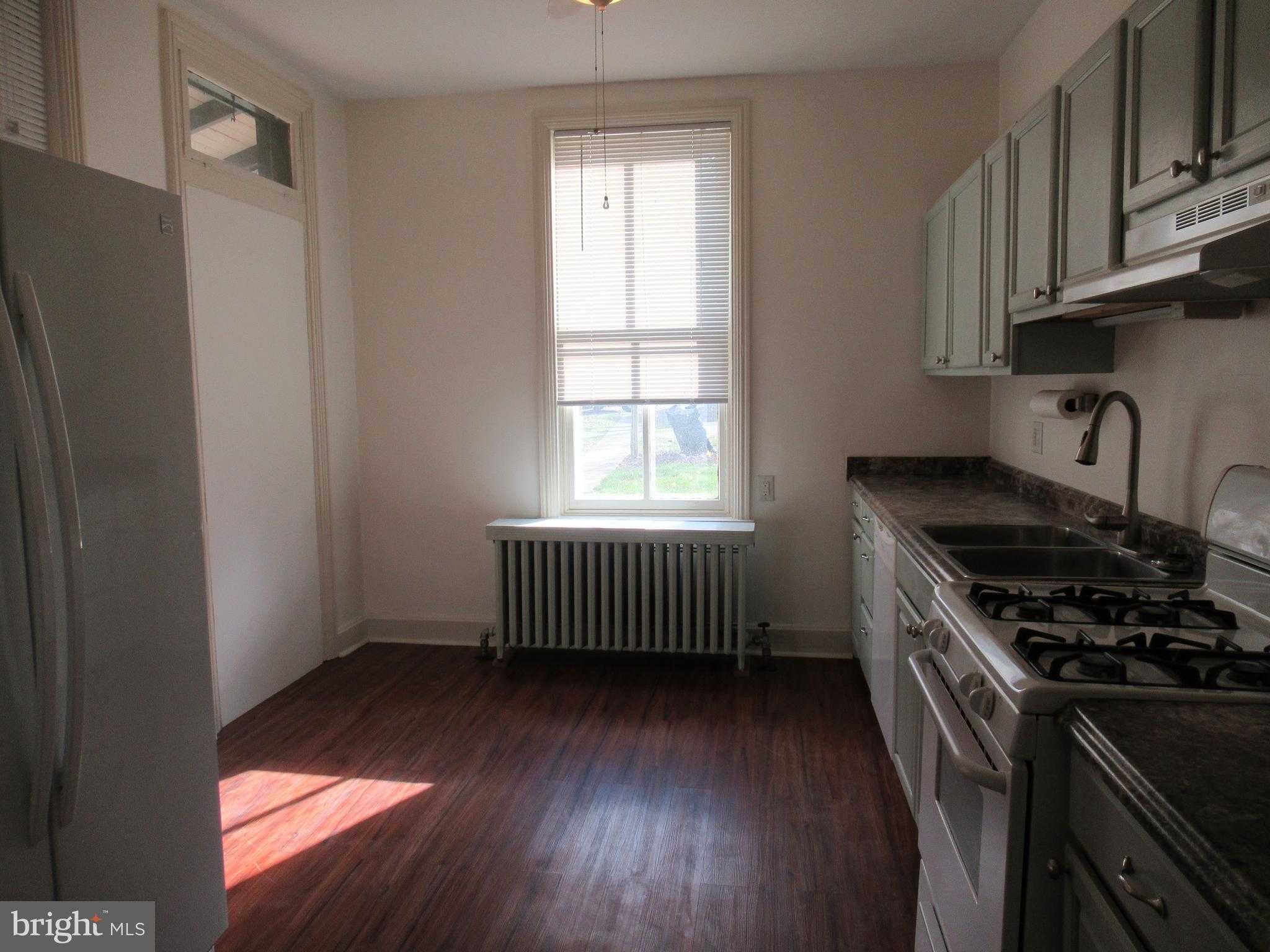 152 W South St photo 3