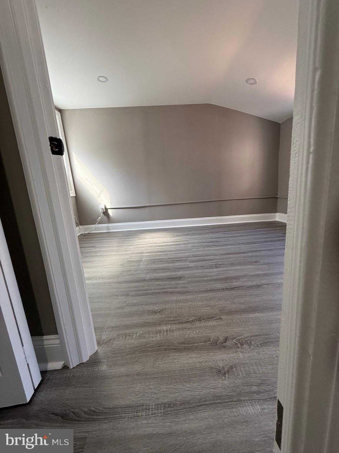 1224 Carlton St photo 5