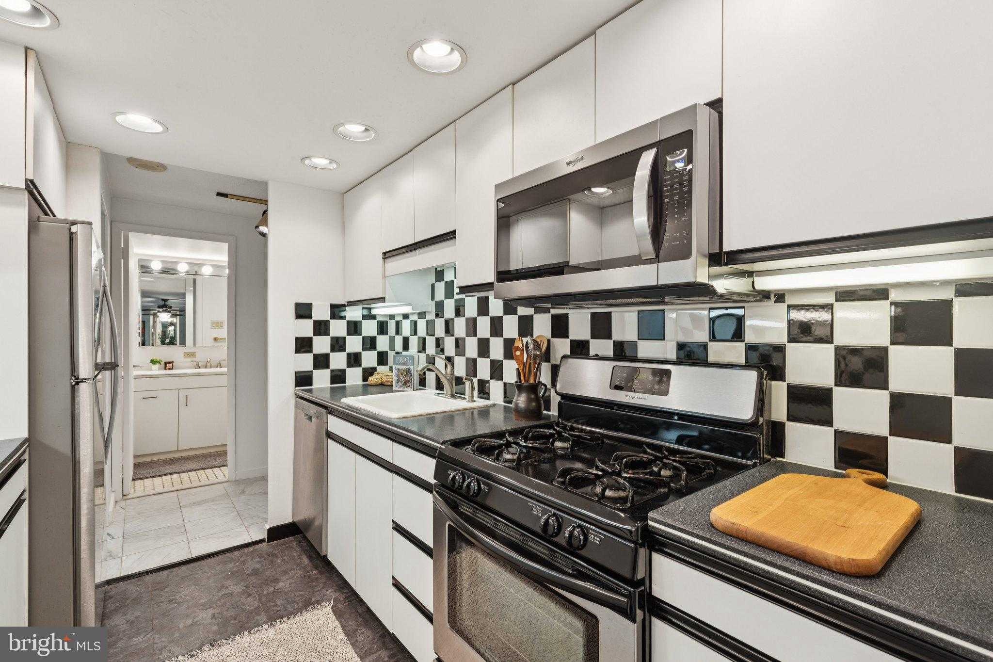 604 S Washington Sq photo 10