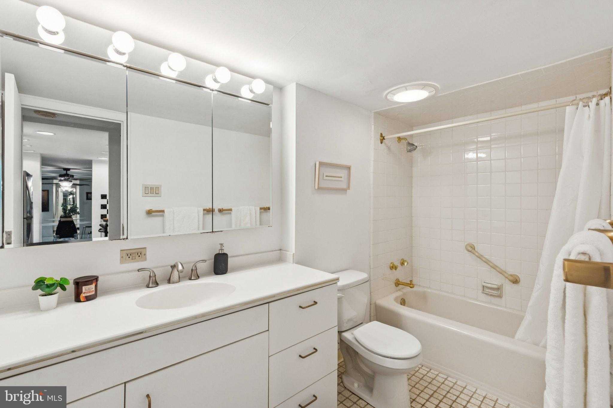 604 S Washington Sq photo 13