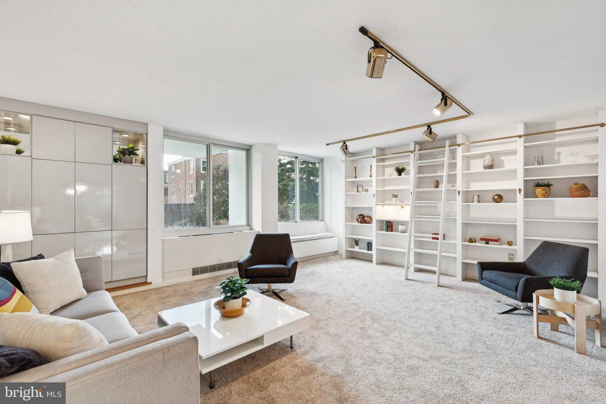 604 S Washington Sq photo 3