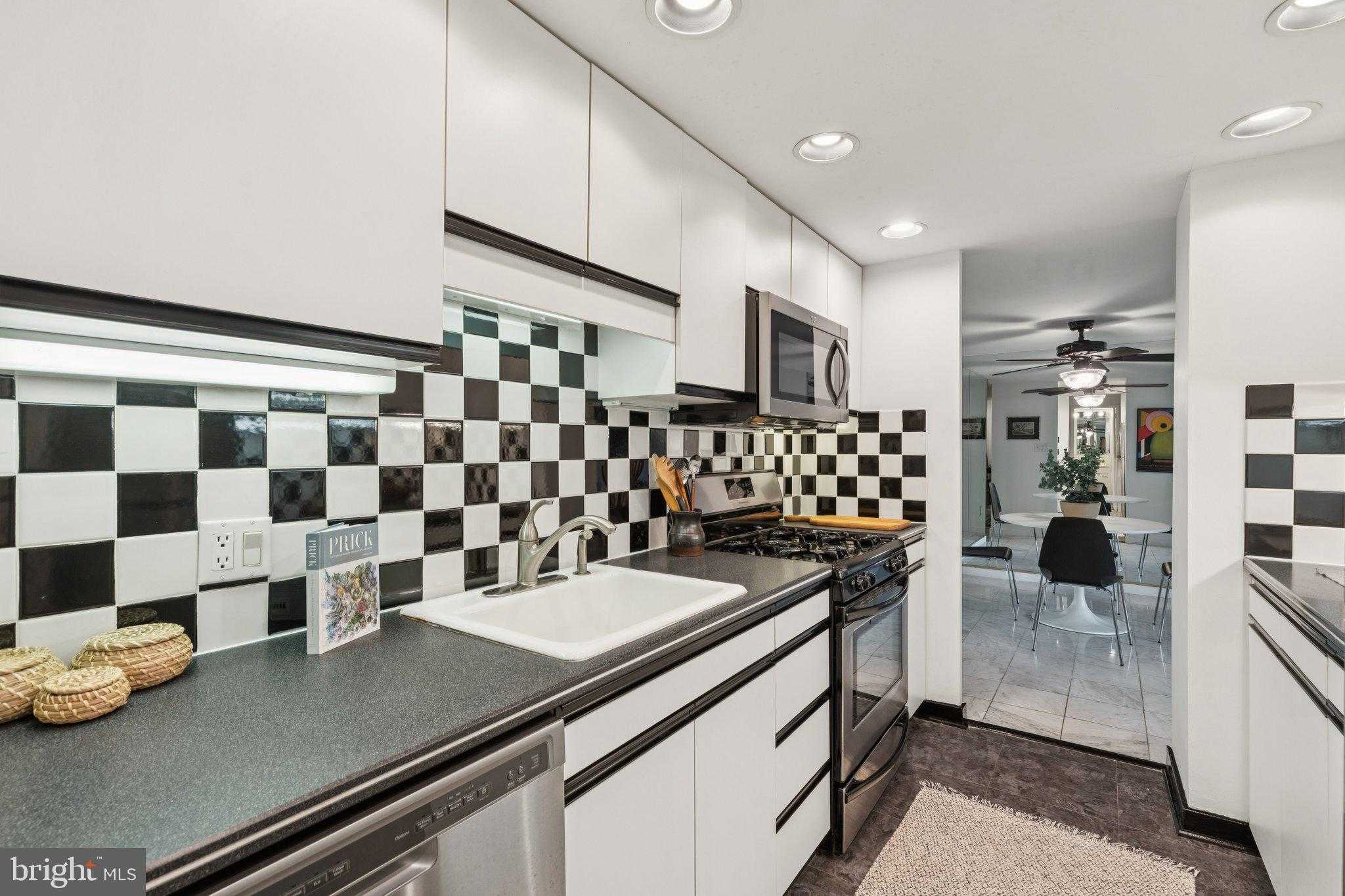 604 S Washington Sq photo 9