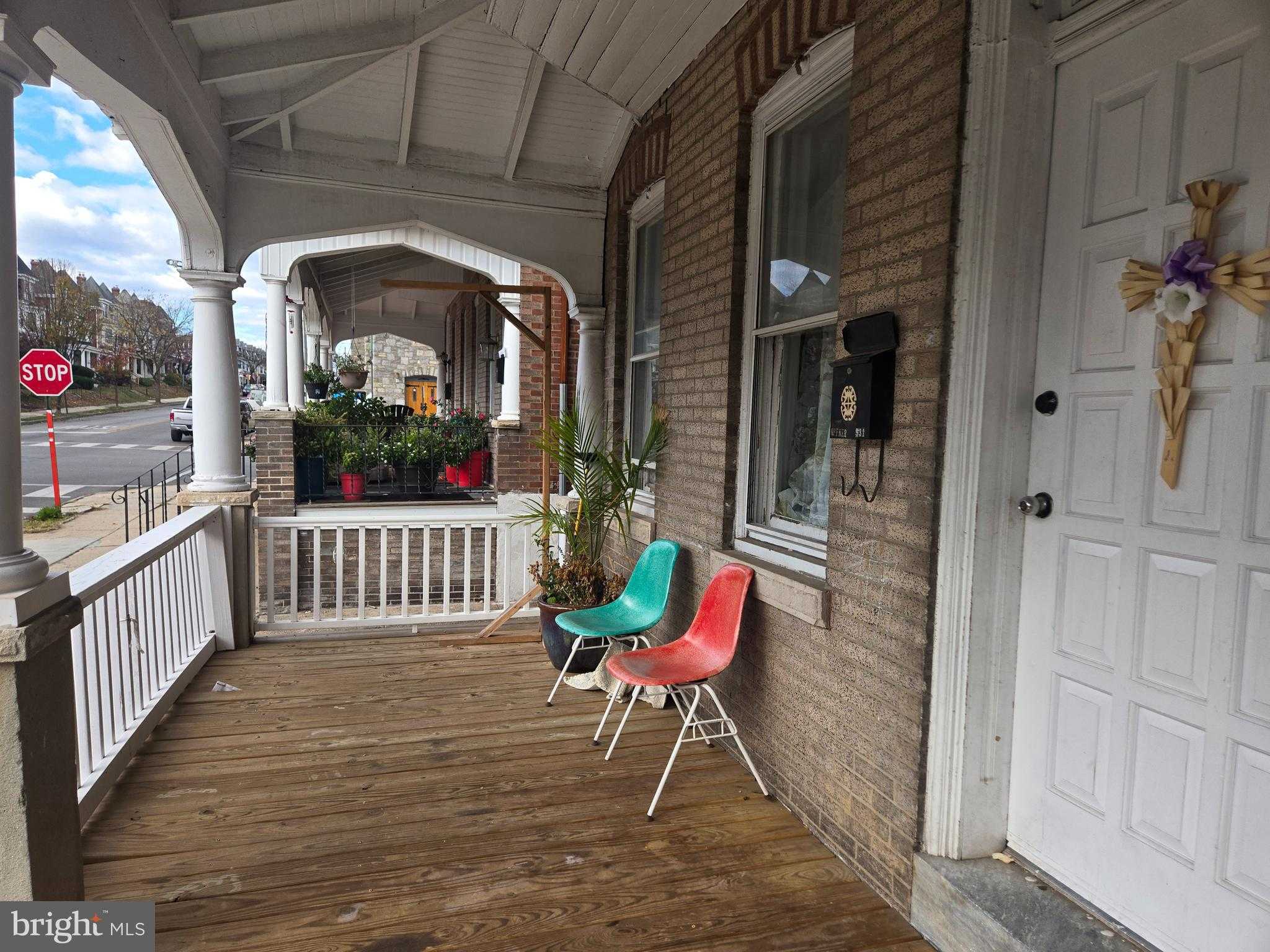 931 W Marshall St photo 2