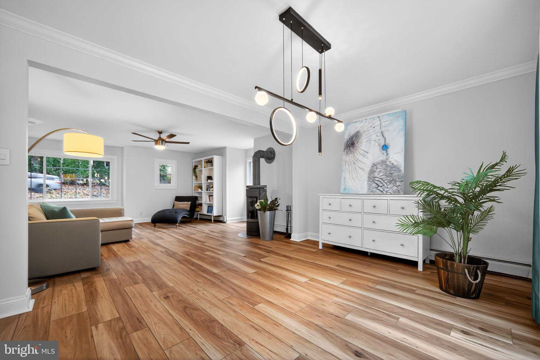 575 W Valley Rd photo 2