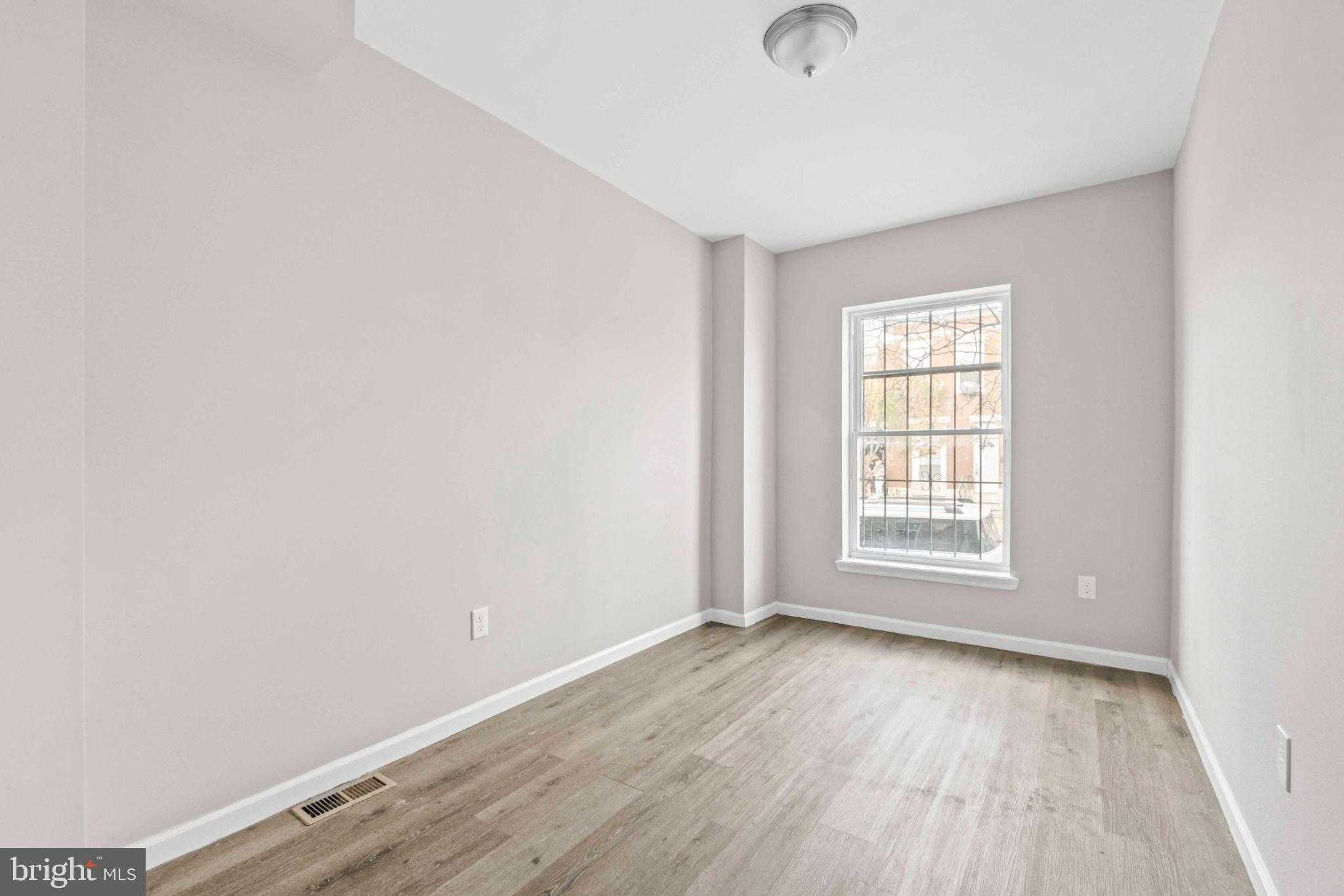 2815 E Madison St photo 2