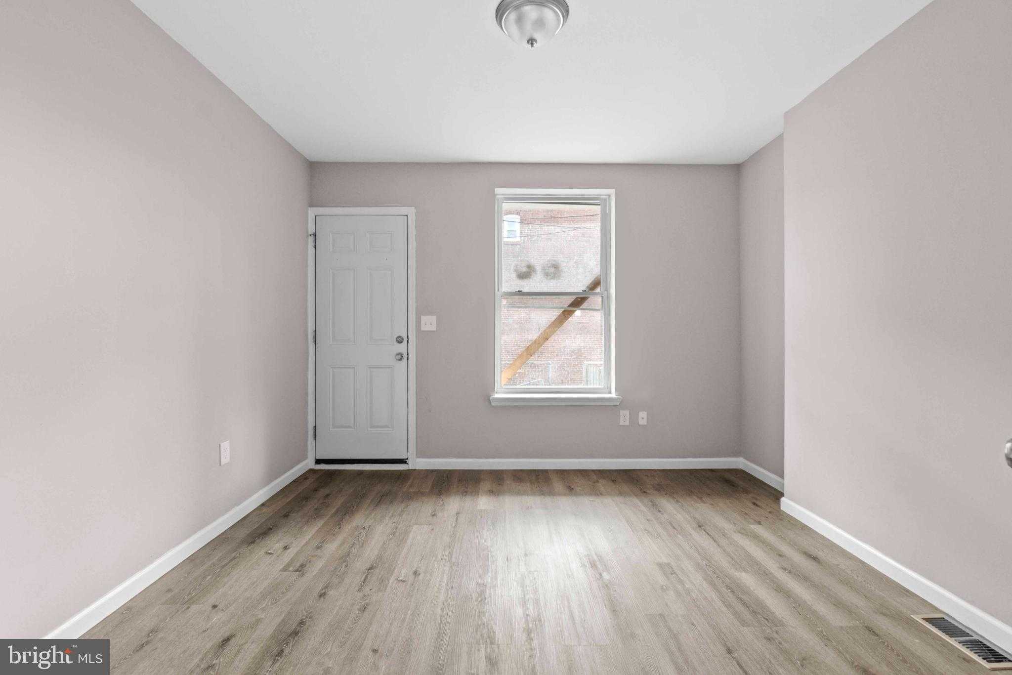 2815 E Madison St photo 6