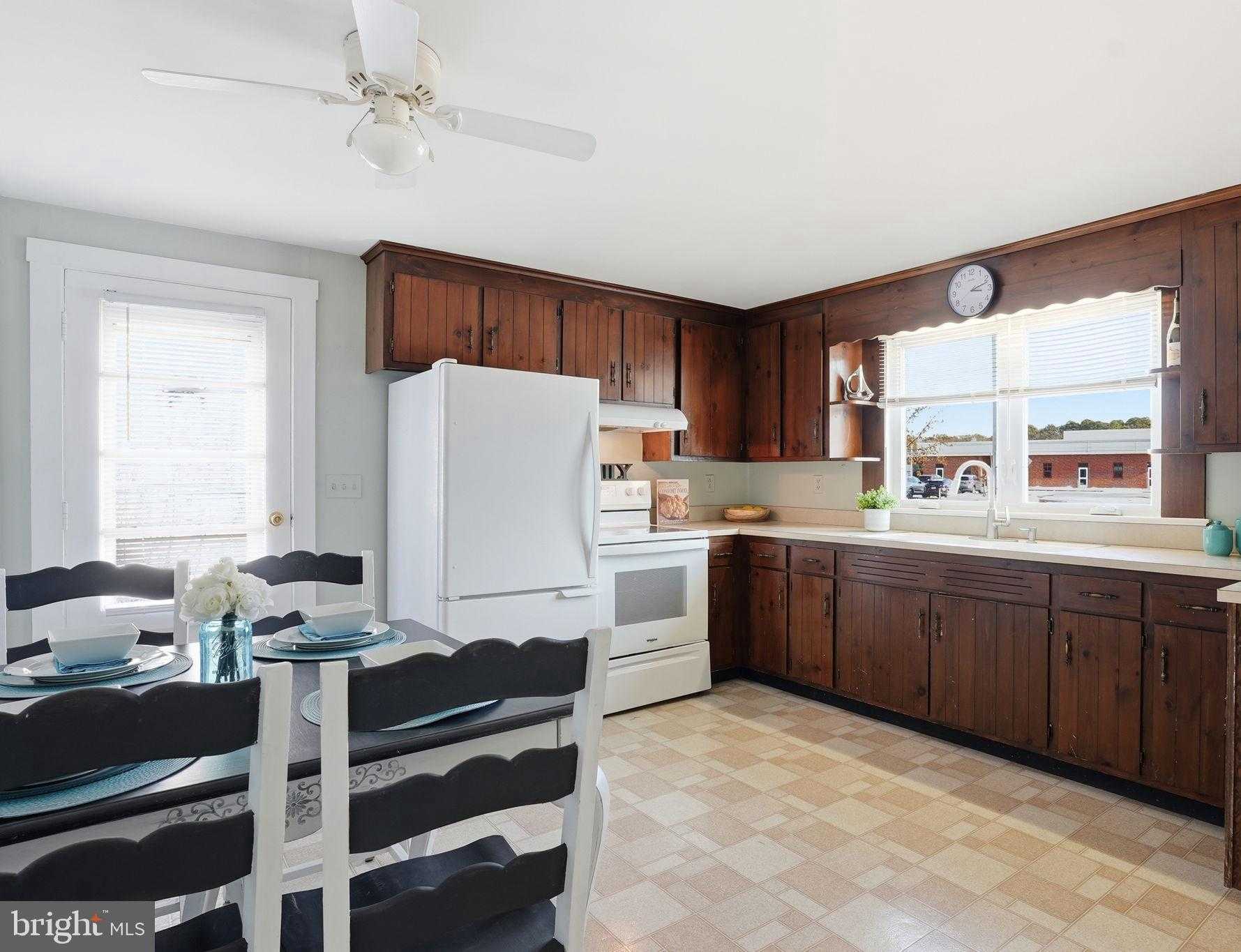 105 Seymour Ave photo 14