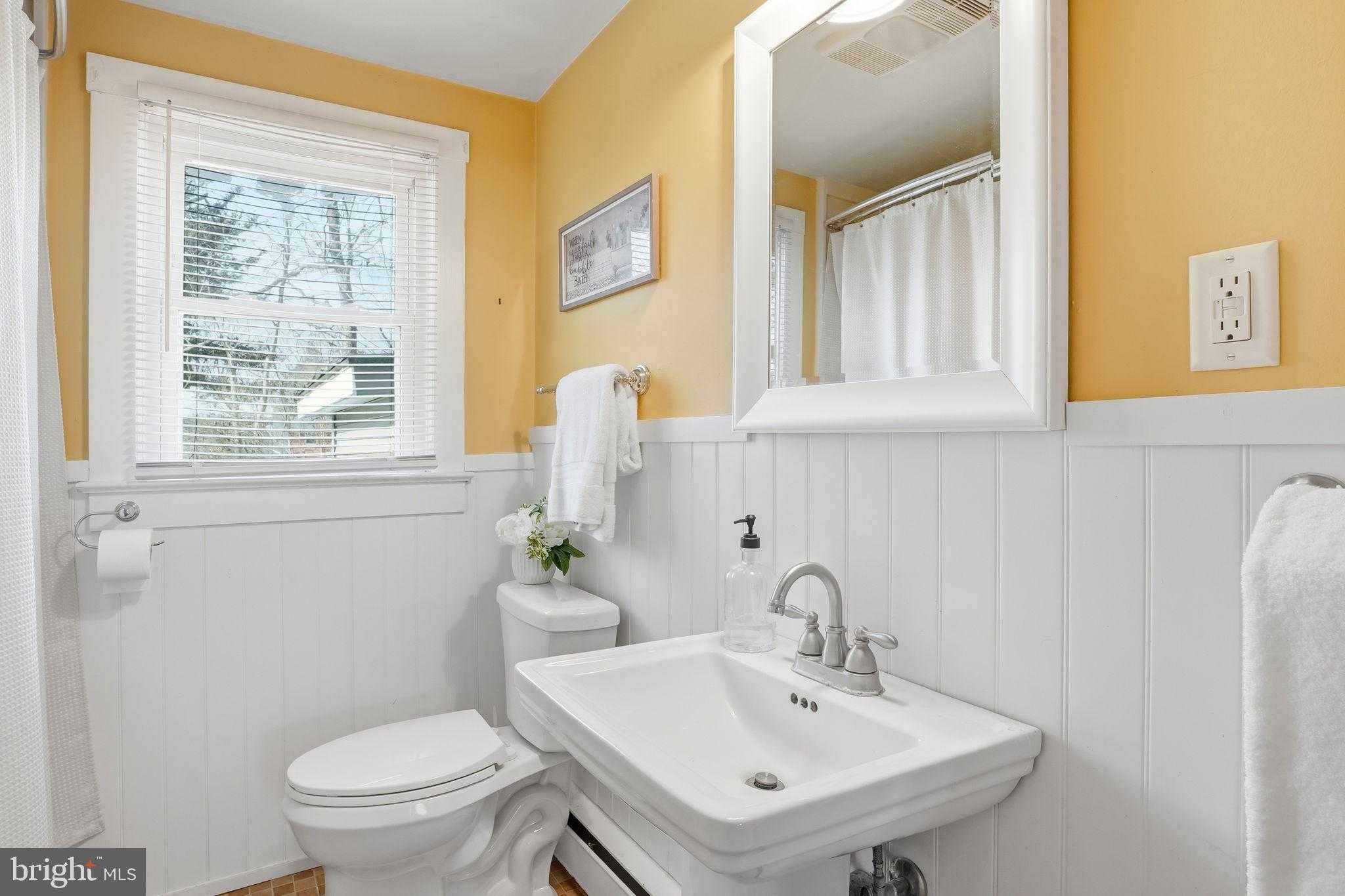 105 Seymour Ave photo 18