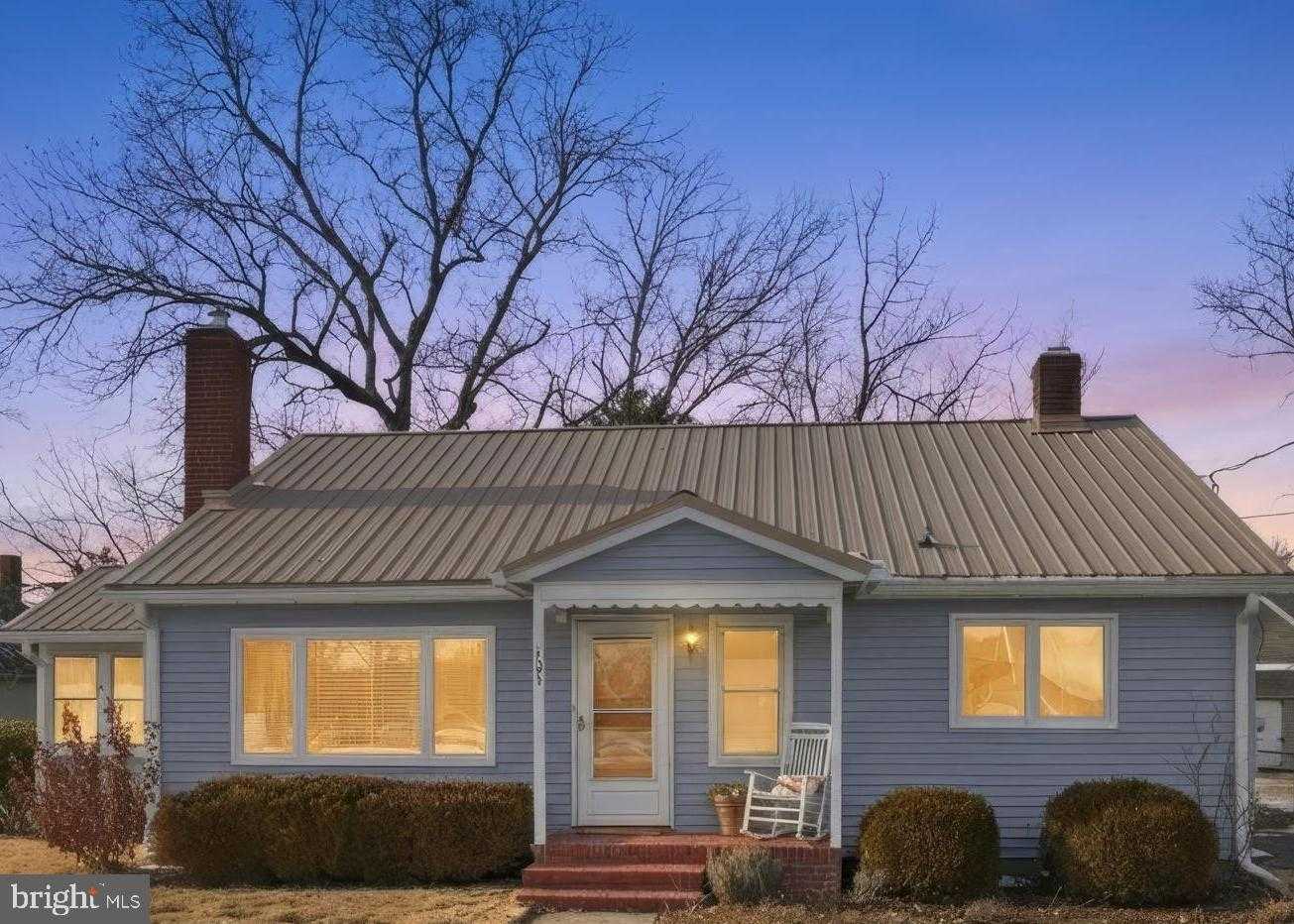 105 Seymour Ave photo 2