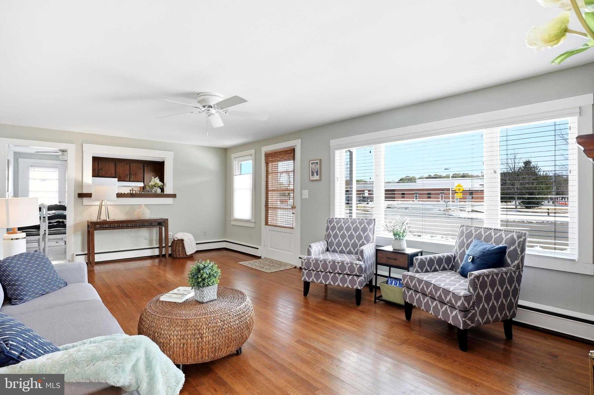 105 Seymour Ave photo 9