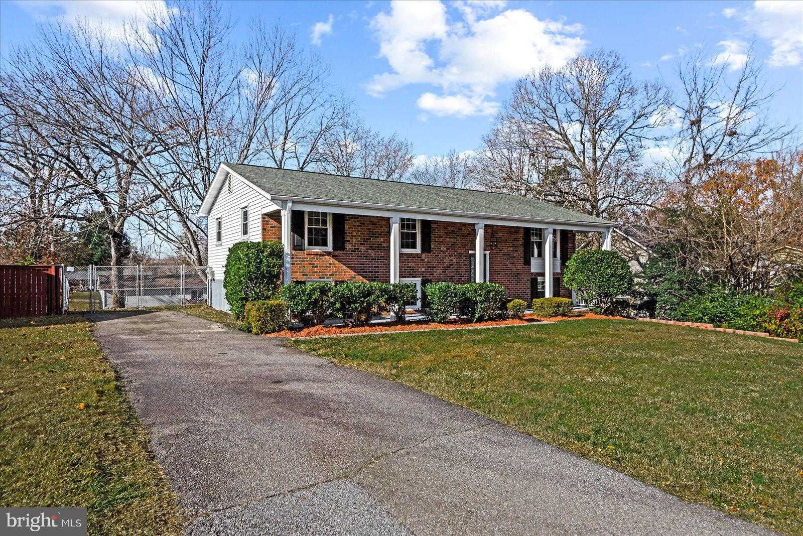 611 Edwards Dr photo 3