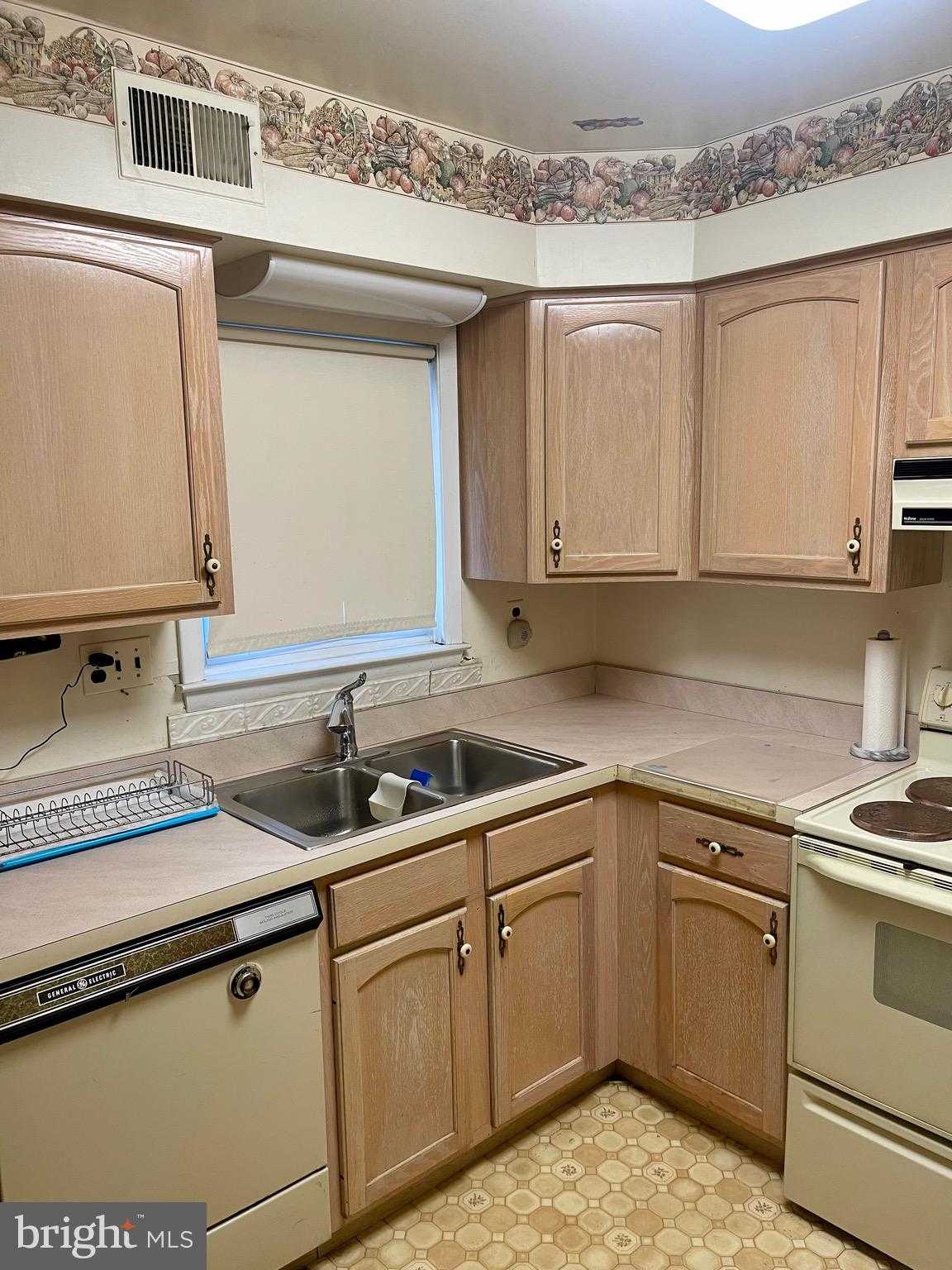 2472 Webster CT photo 13