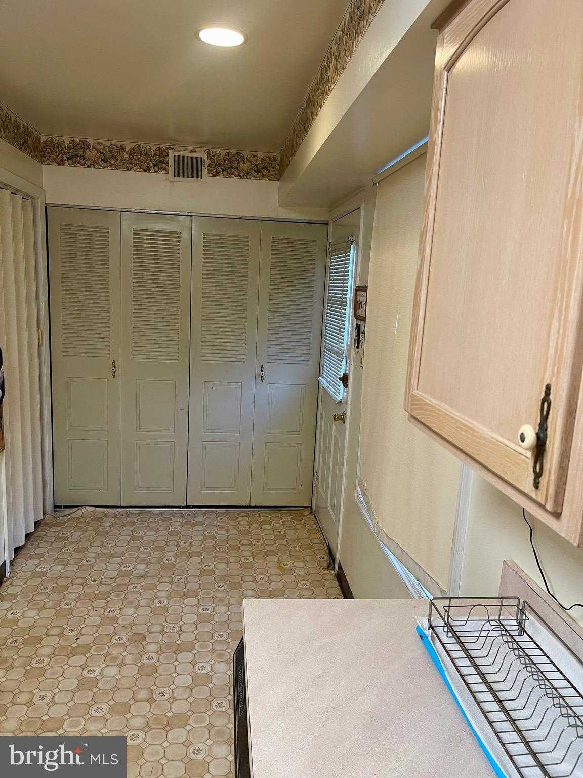 2472 Webster CT photo 19