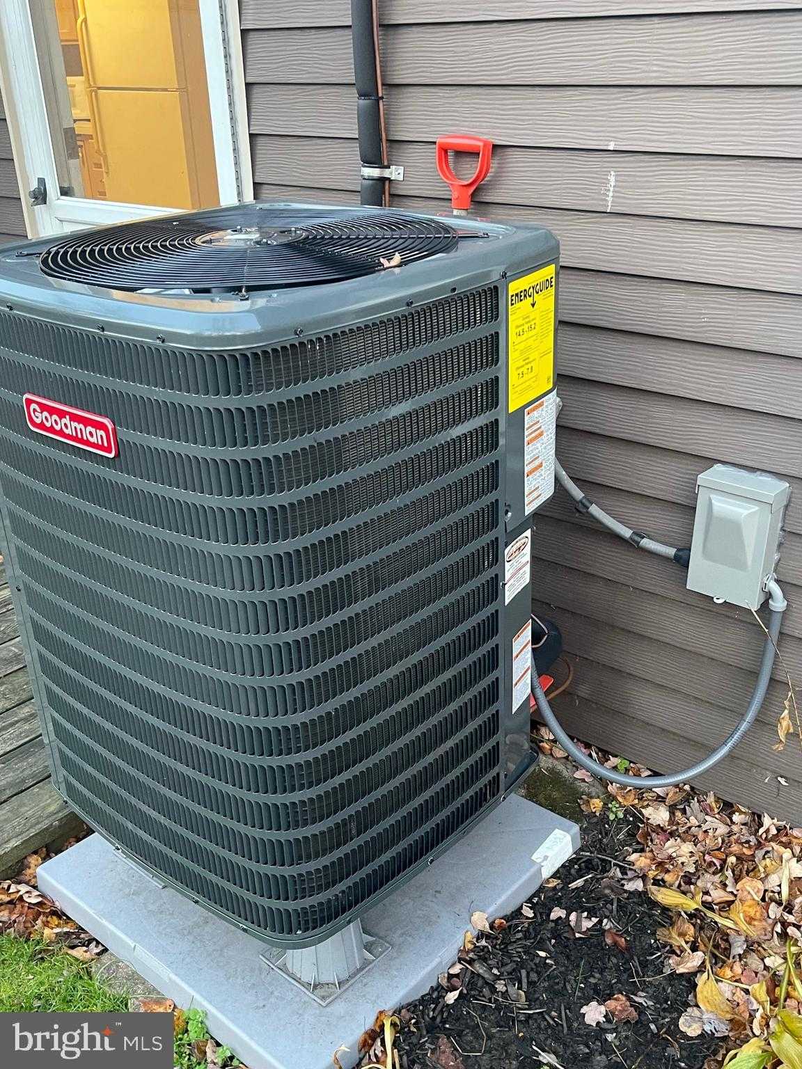 2472 Webster CT photo 36