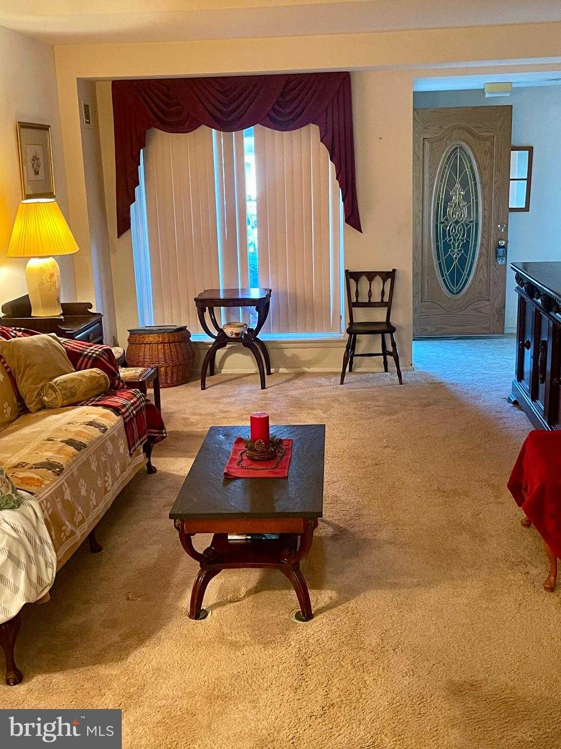 2472 Webster CT photo 4