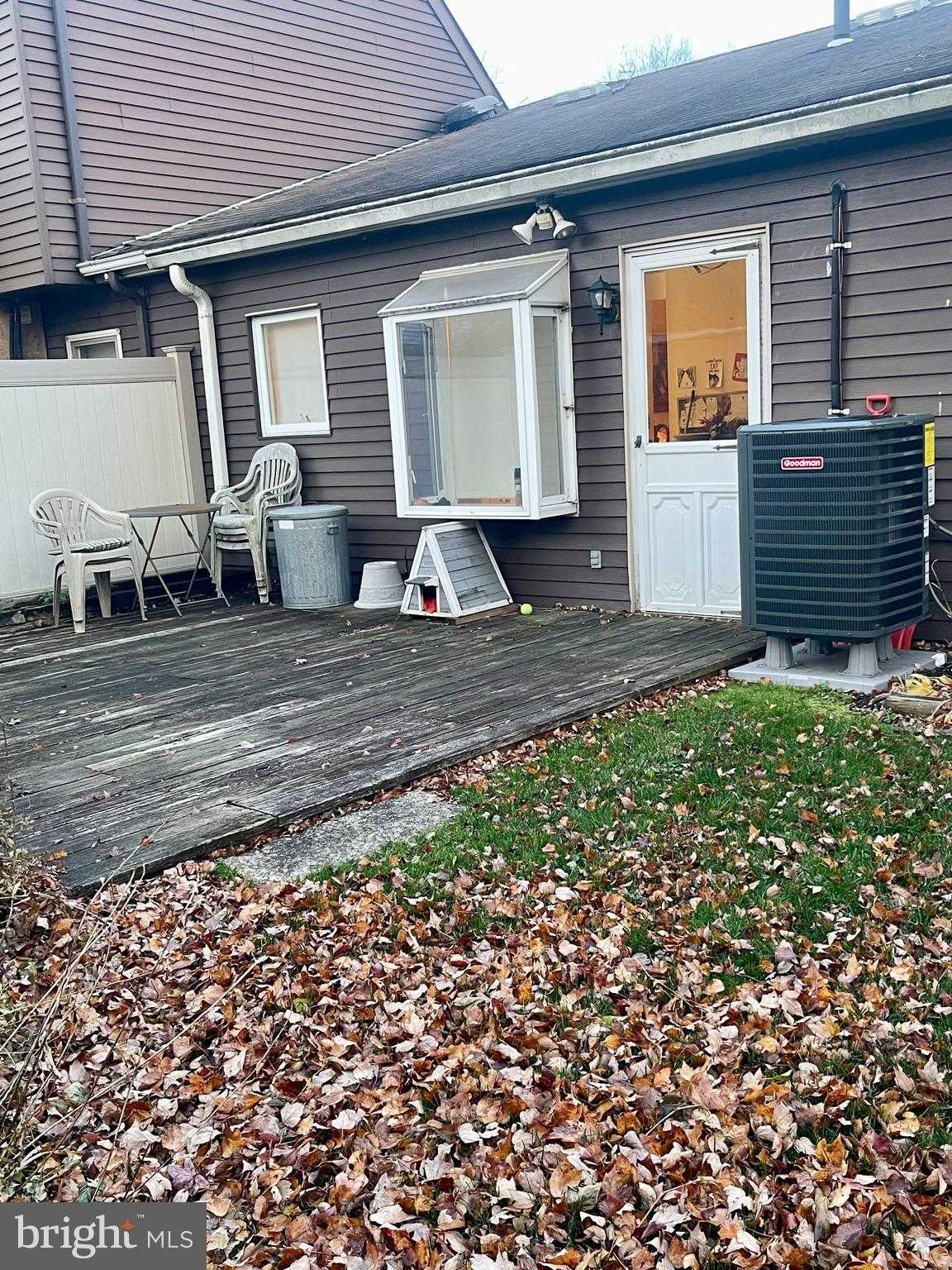 2472 Webster CT photo 42