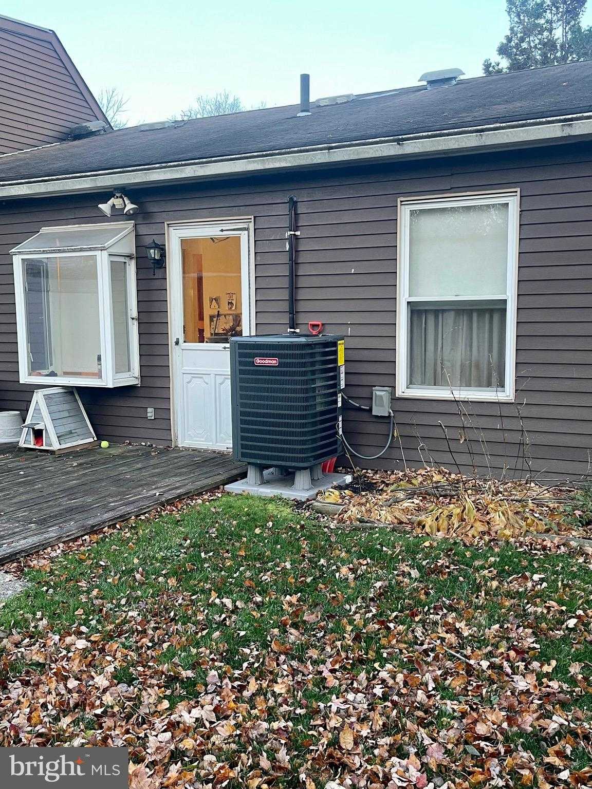 2472 Webster CT photo 43