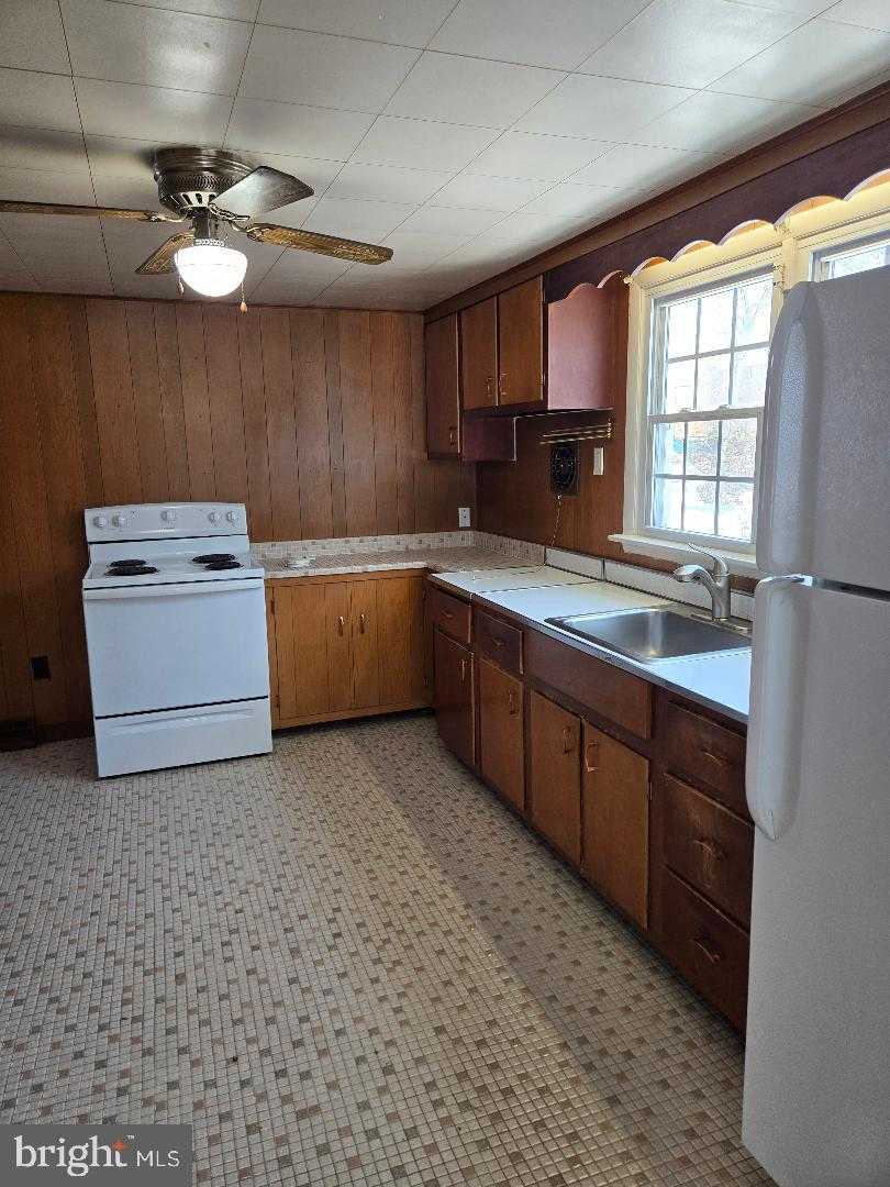 258 Garden Ave photo 3