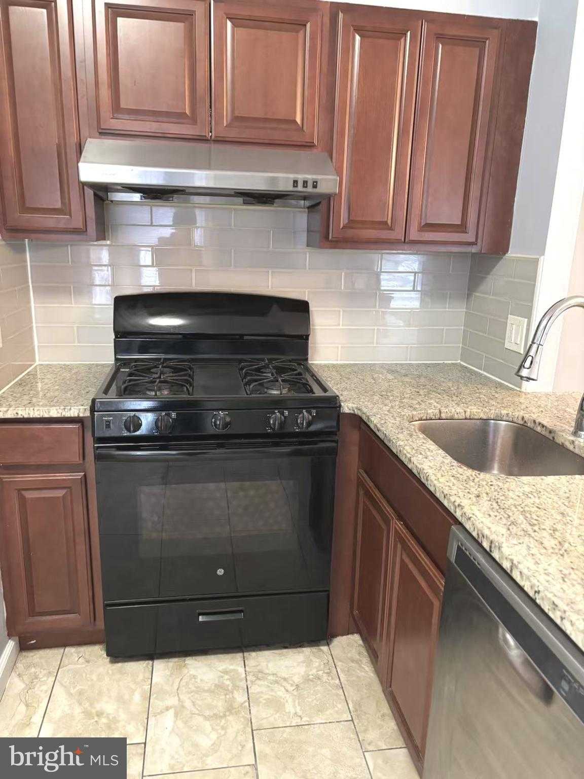 533 Robbins St photo 13