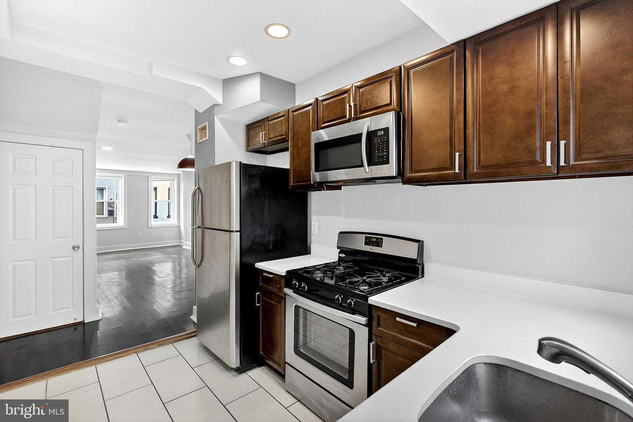 2245 Greenwich St photo 5