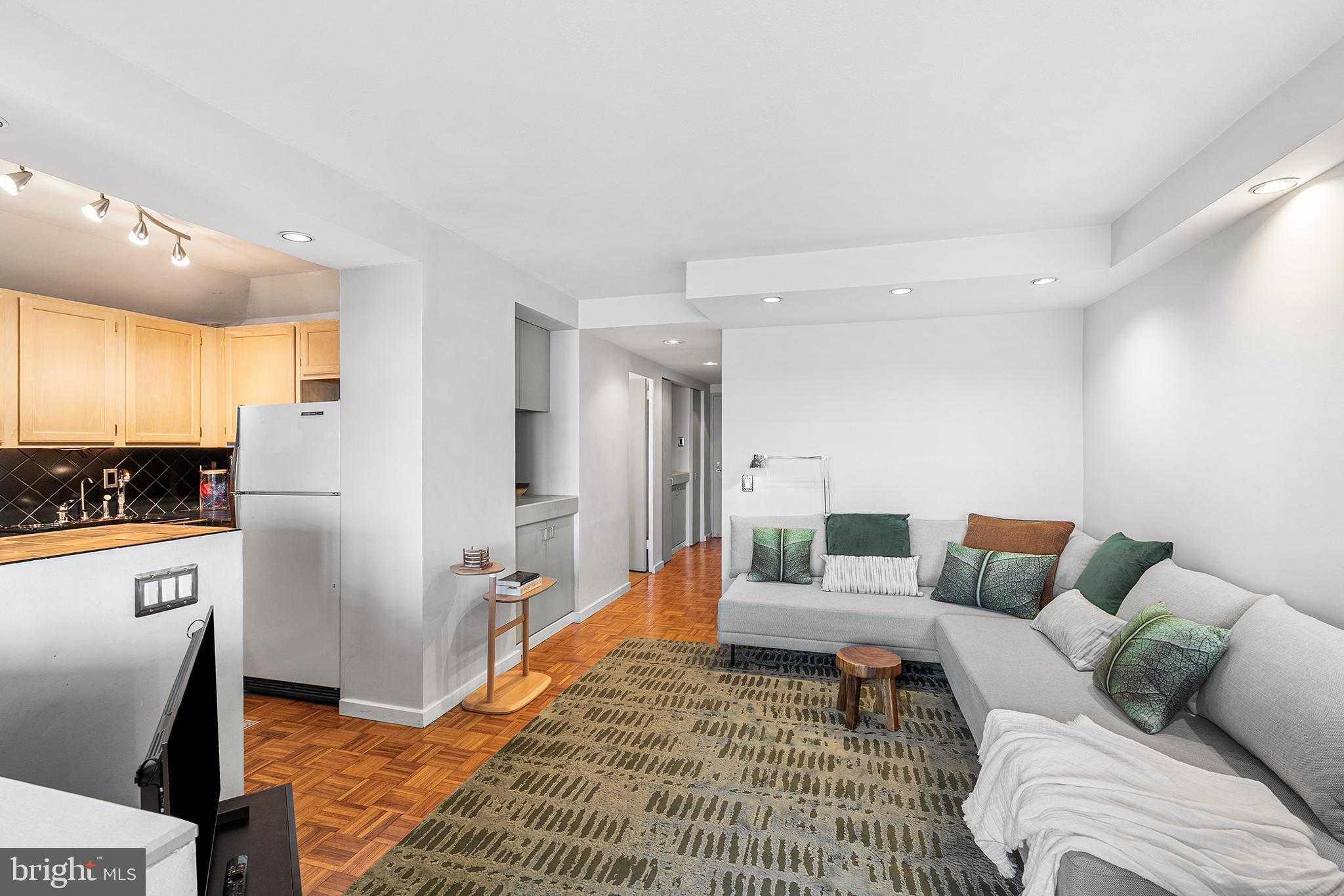 604 S Washington Sq photo 3