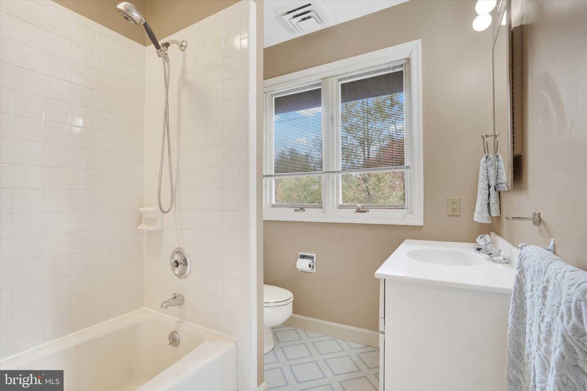 811 Michigan Ave photo 25