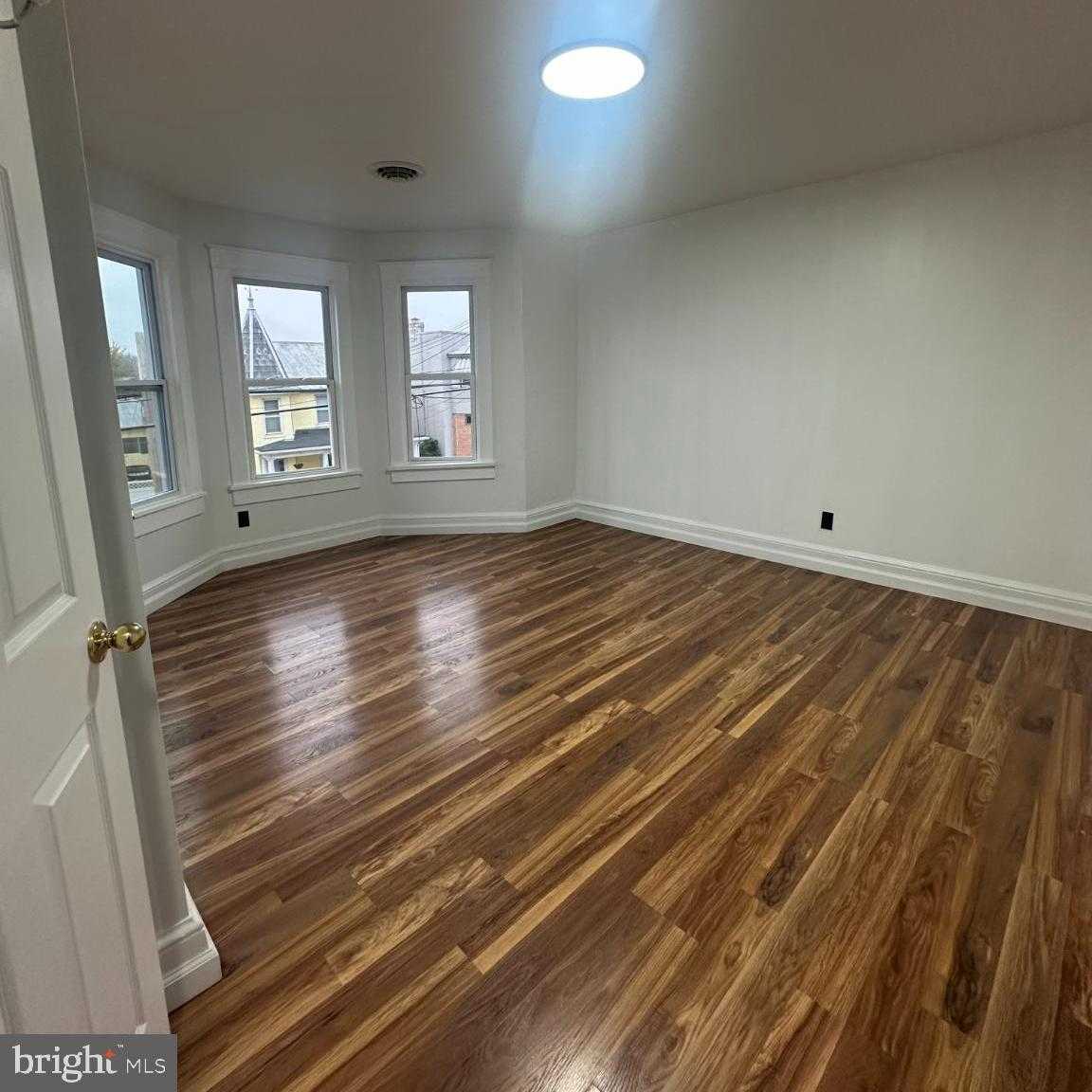 633 N Queen St photo 13