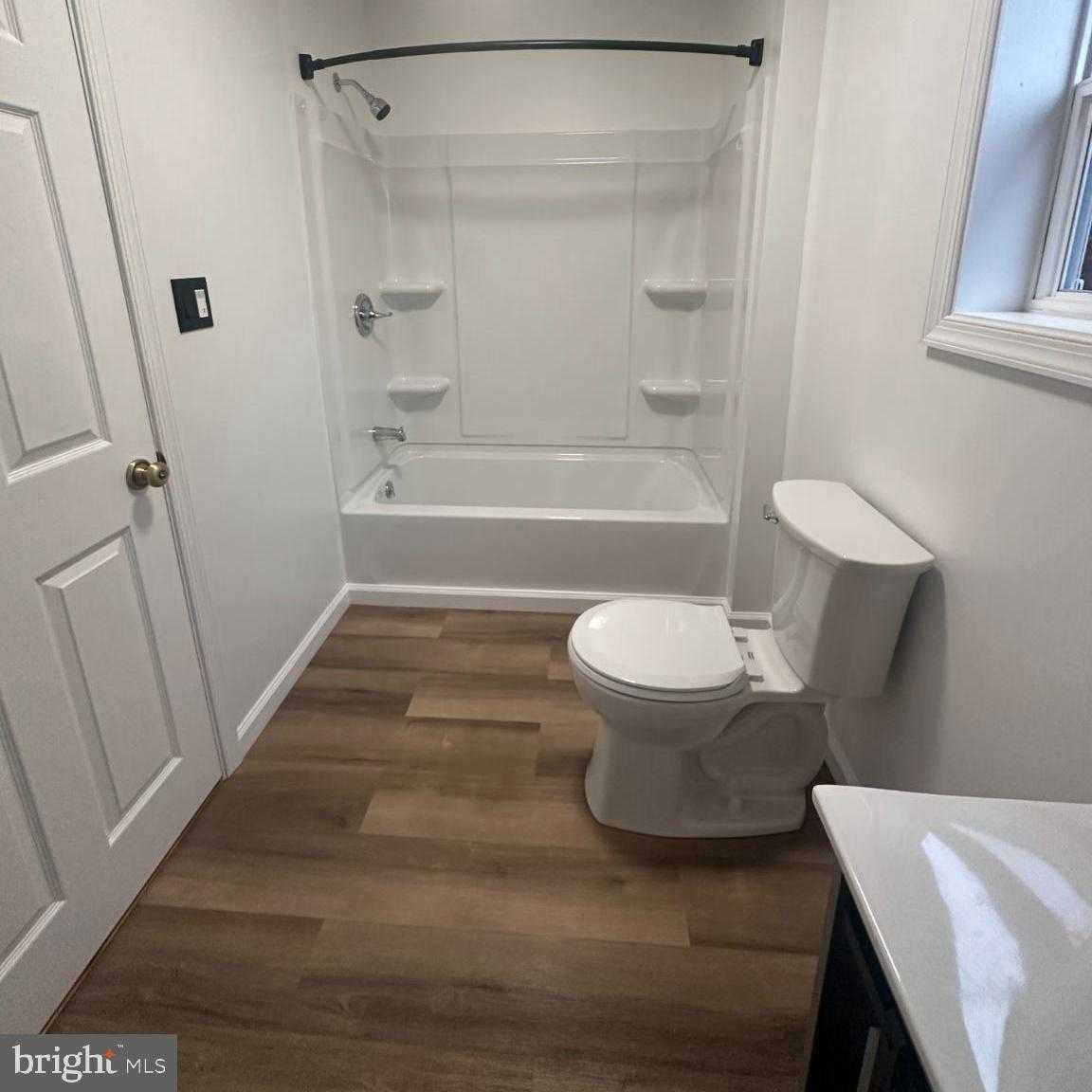 633 N Queen St photo 16