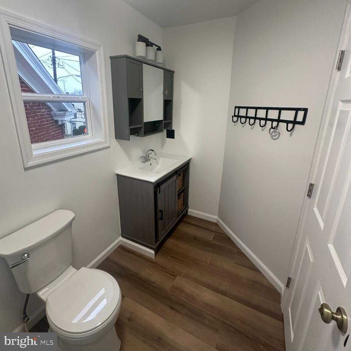 633 N Queen St photo 17