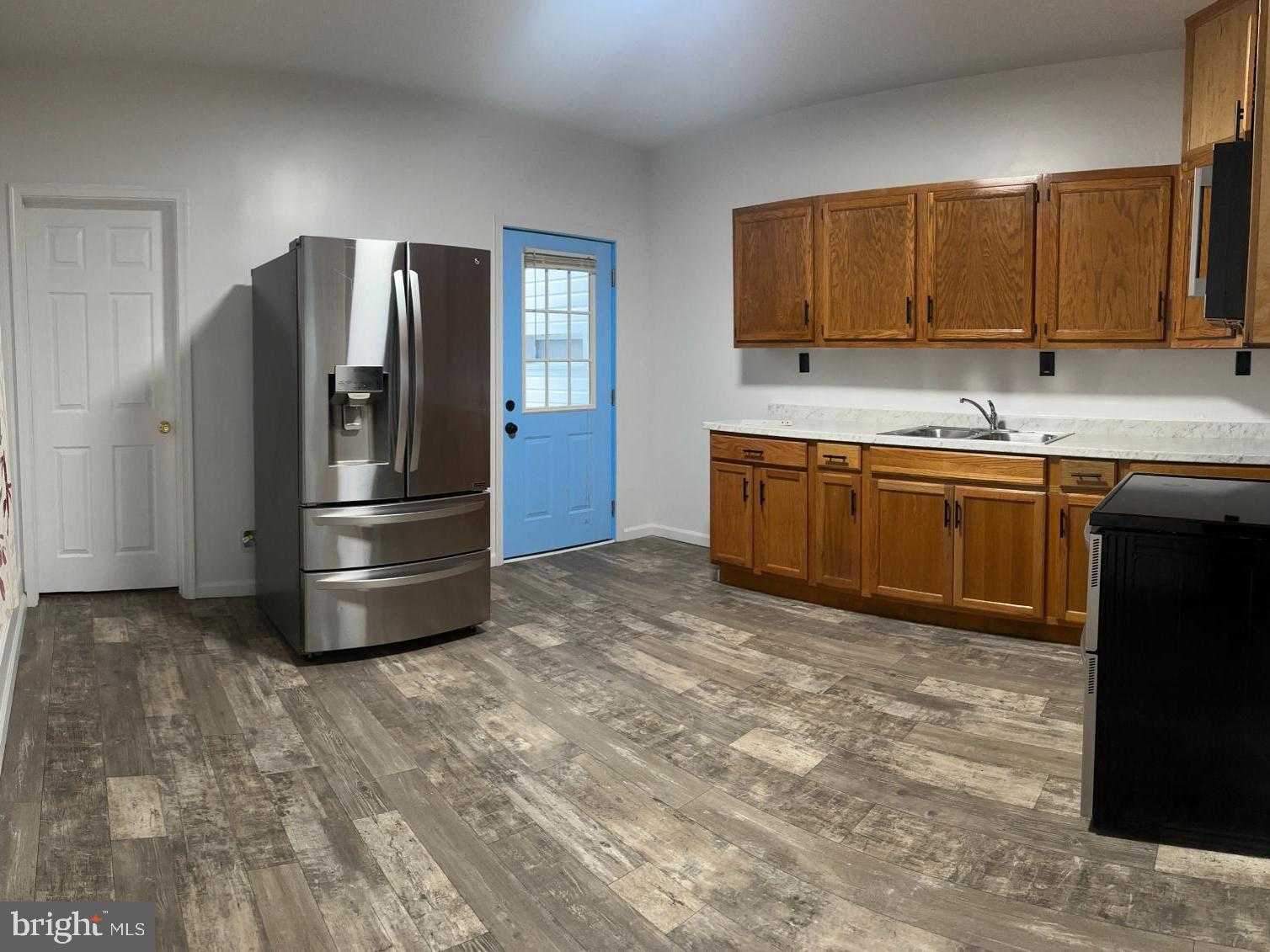 633 N Queen St photo 8