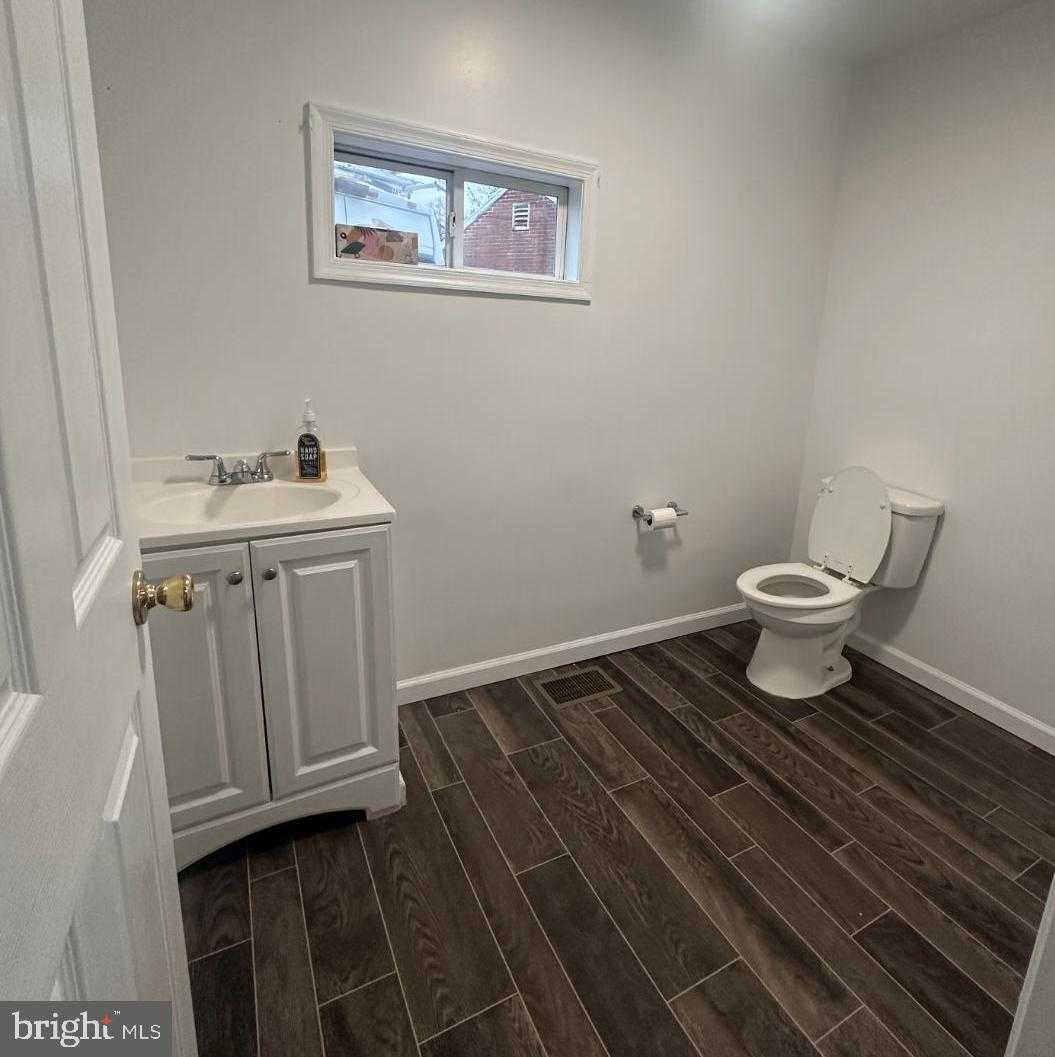 633 N Queen St photo 9