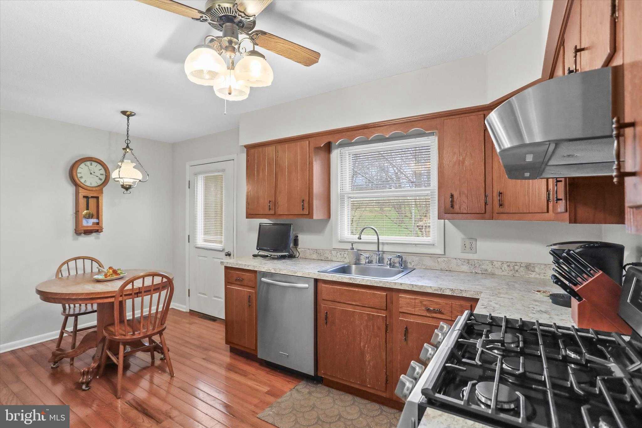 114 Lexington Rd photo 16