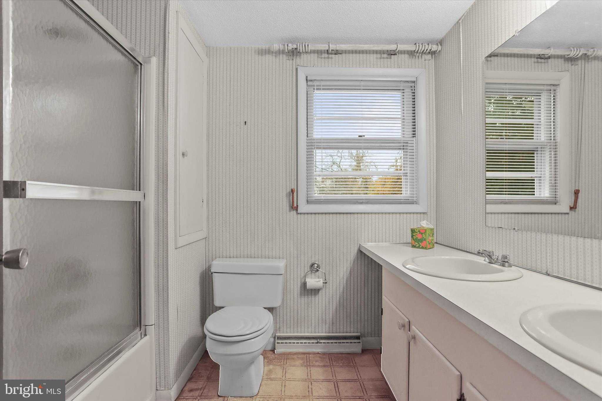 114 Lexington Rd photo 23