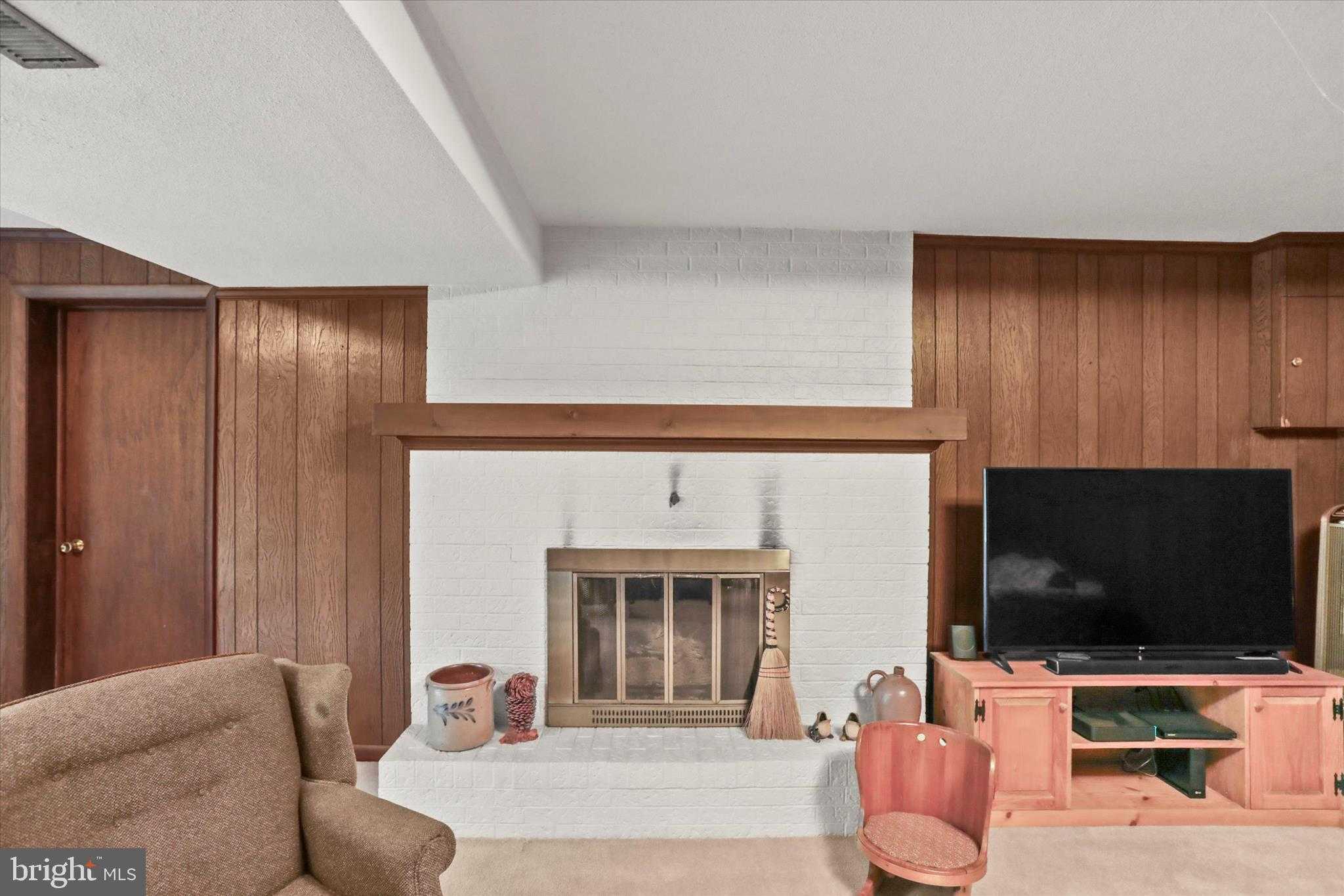 114 Lexington Rd photo 31