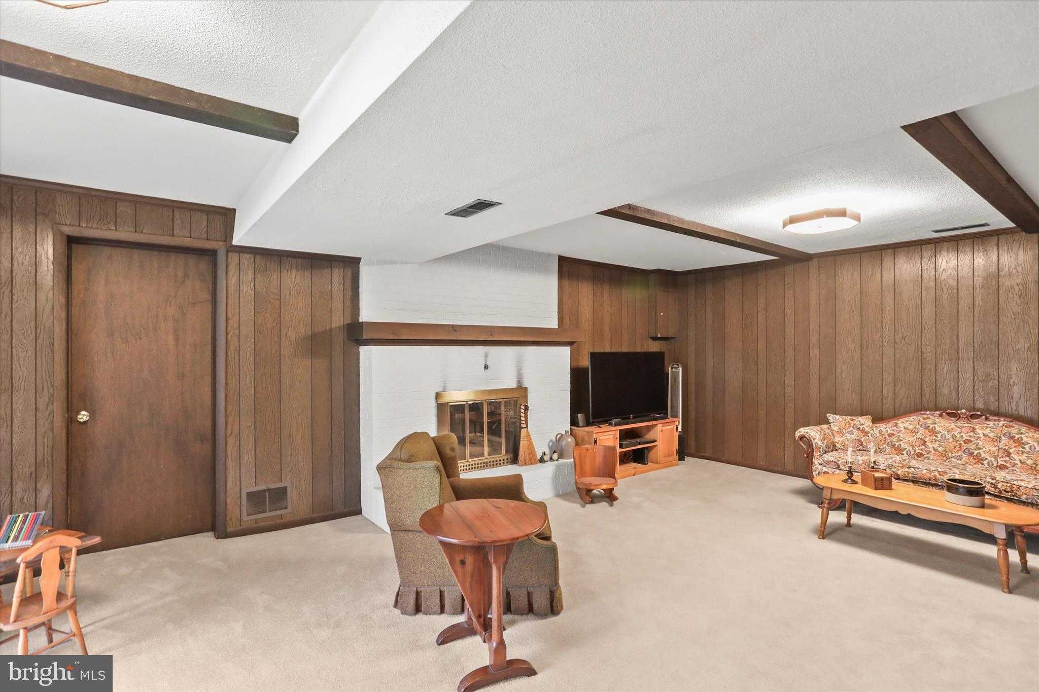 114 Lexington Rd photo 32