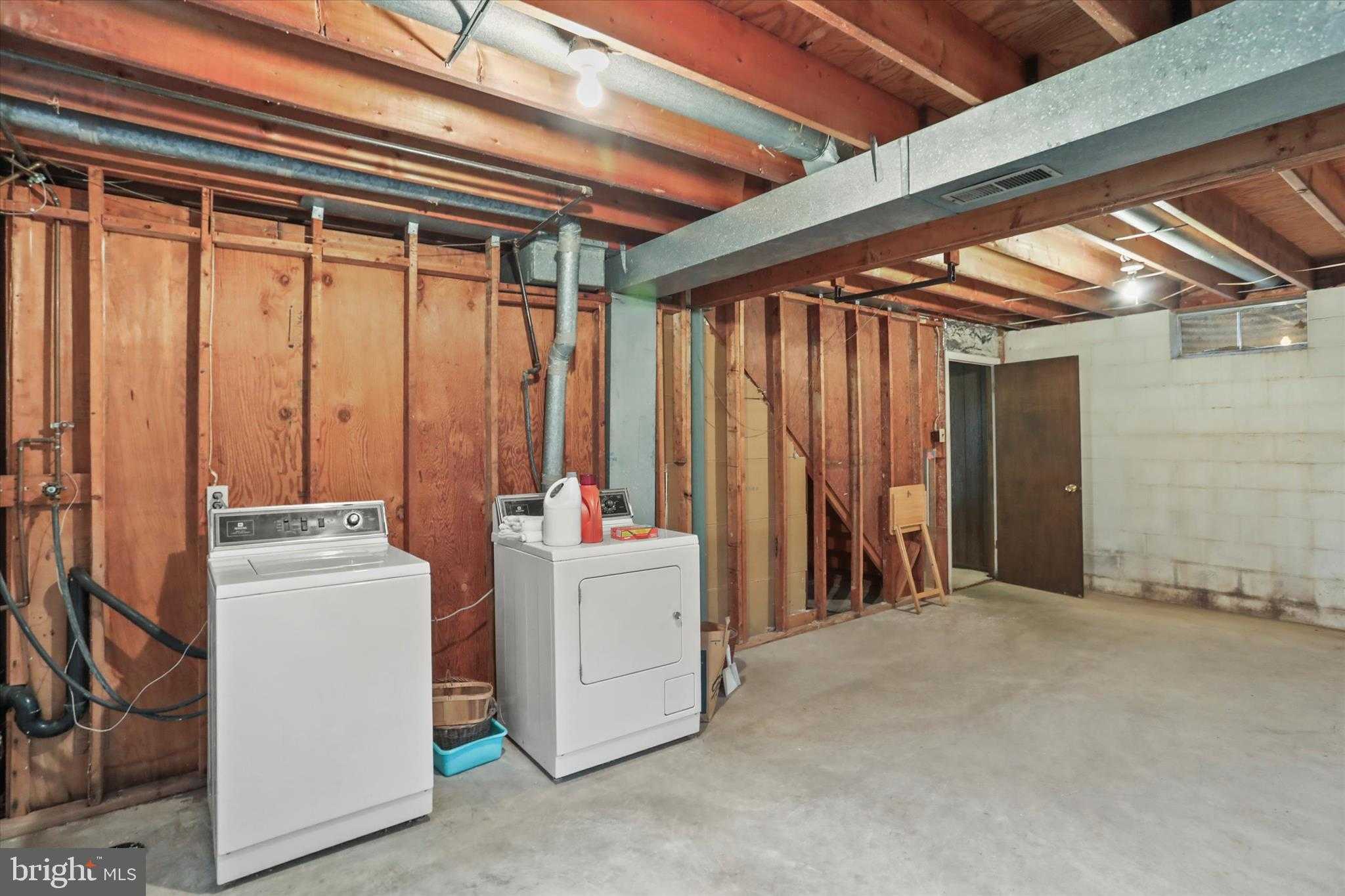 114 Lexington Rd photo 34