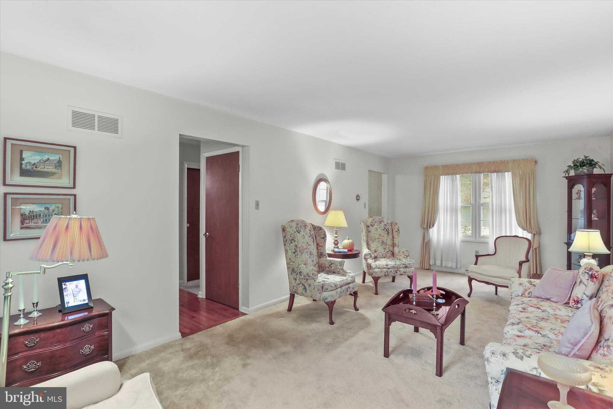 114 Lexington Rd photo 8