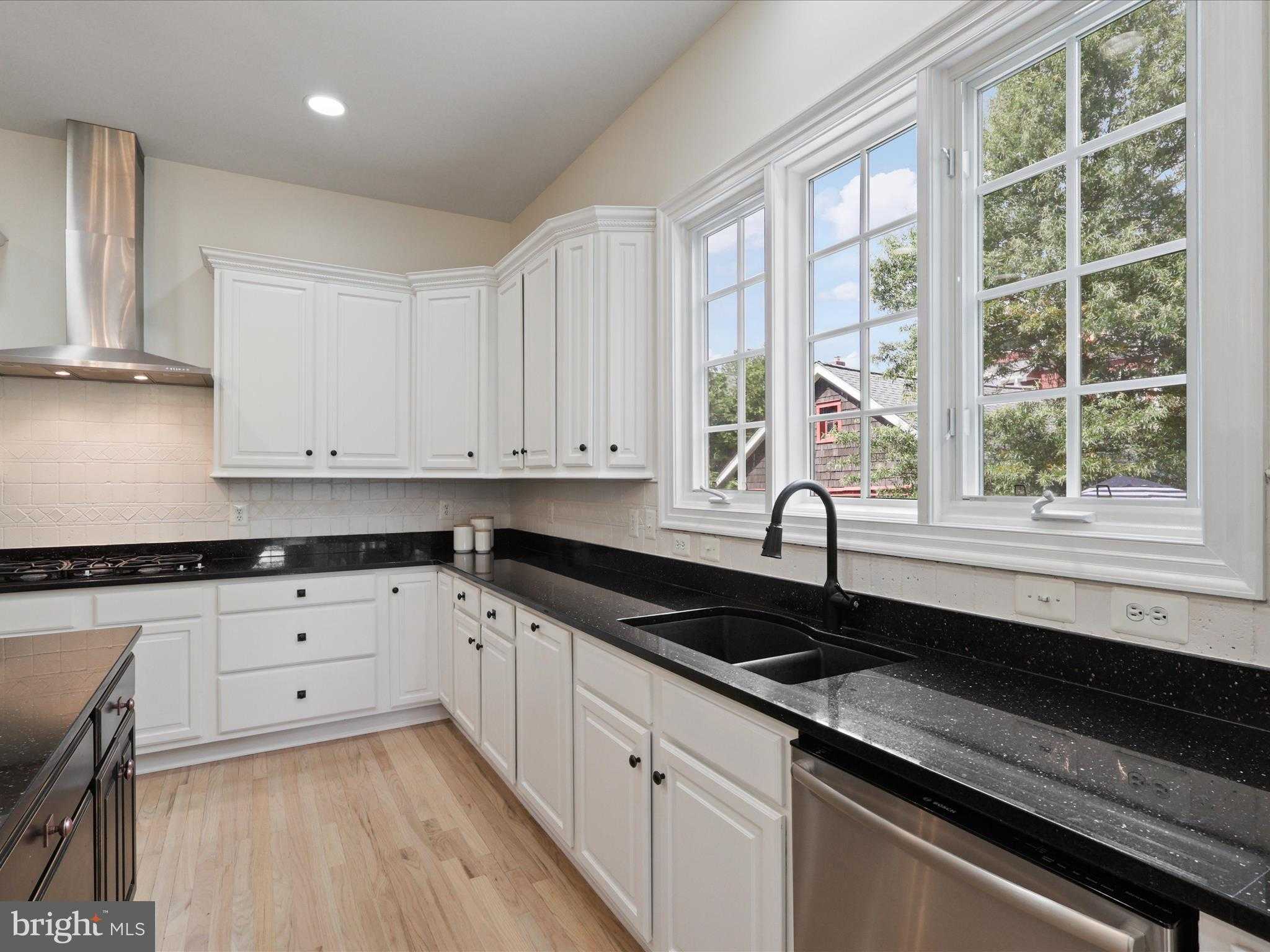 904 Locust St photo 15