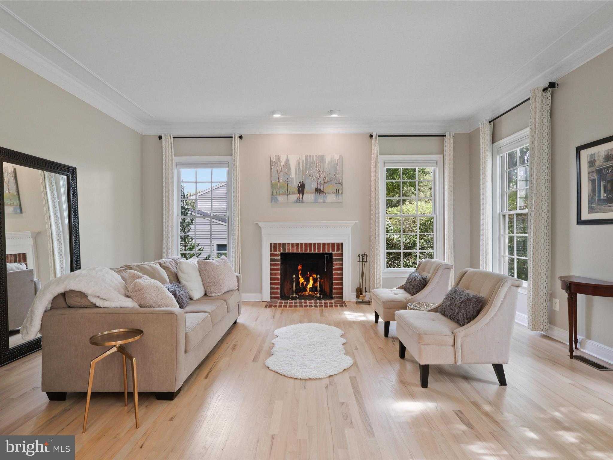 904 Locust St photo 5