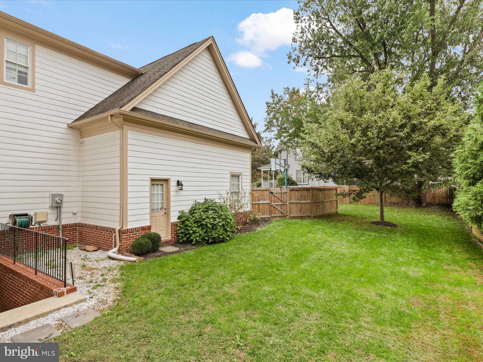 904 Locust St photo 58